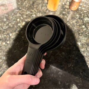Oxo 6 piece plastic measuring cups, black measuring cups